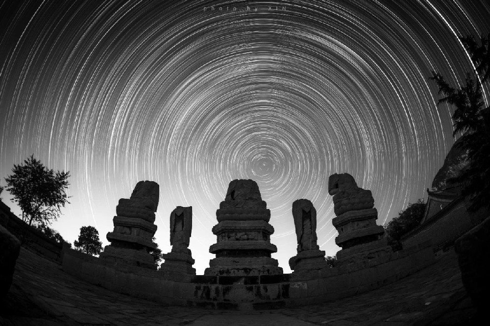 “神”级镜头！美到心痛！星轨下的常乐寺！